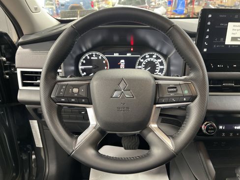 Used 2025 Mitsubishi Outlander SE image 18