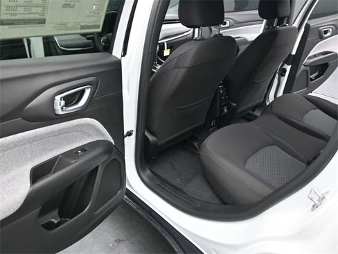 Used 2025 Jeep Compass Sport image 19
