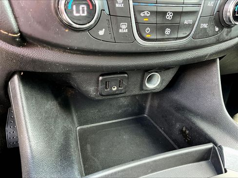 Used 2020 Chevrolet Traverse LT FWD image 16