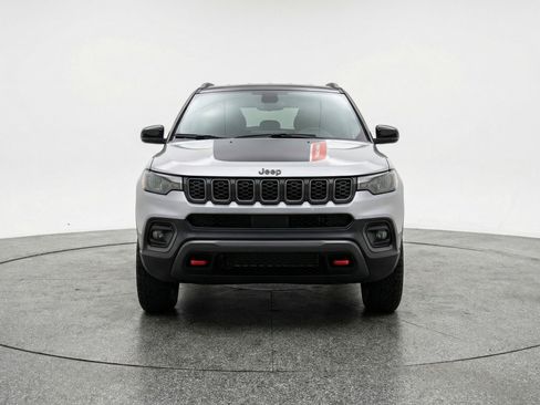 Used 2025 Jeep Compass Trailhawk image 2