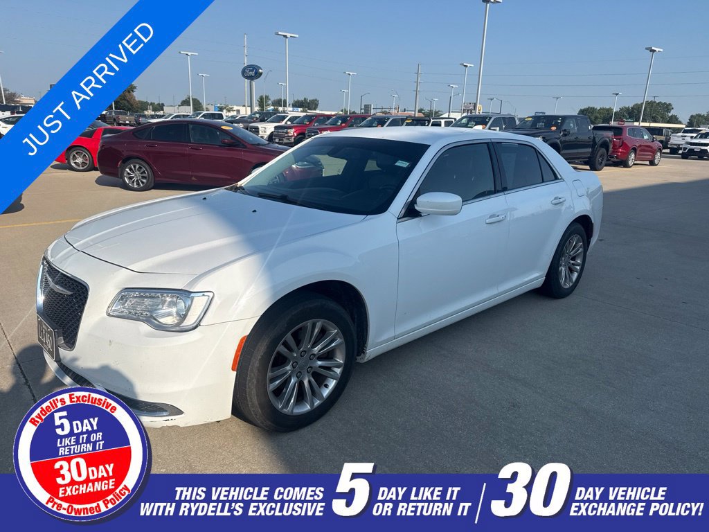 Used 2017 Chrysler 300 Limited RWD image 1
