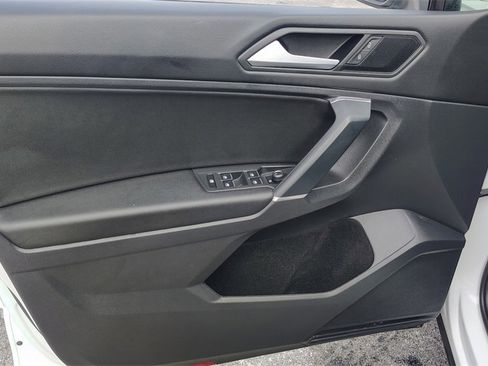 Used 2020 Volkswagen Tiguan SE w/ Panoramic Sunroof Package image 8