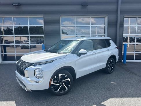 Used 2023 Mitsubishi Outlander SE FWD image 1