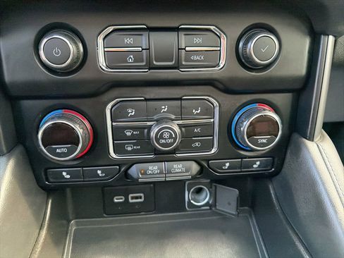 Used 2021 Chevrolet Tahoe Z71 w/ Z71 Signature Package AWD/4WD image 34