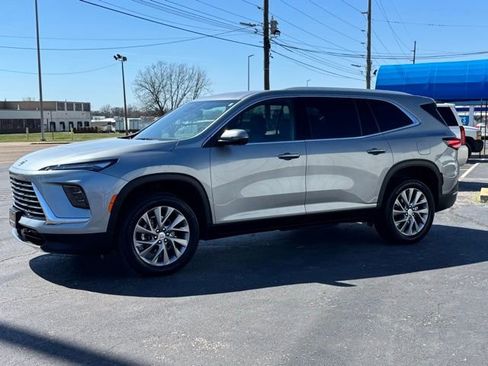 Used 2025 Buick Enclave Preferred image 3