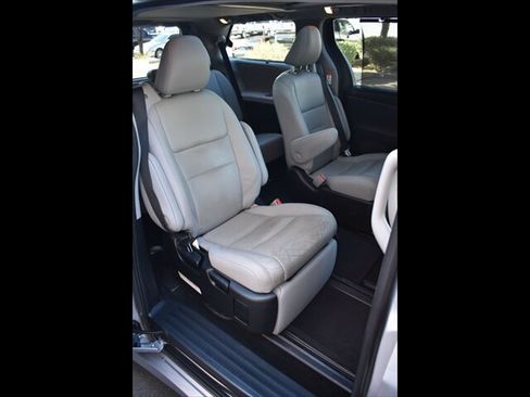Used 2018 Toyota Sienna Limited Premium w/ Preferred Accessory Package FWD image 27
