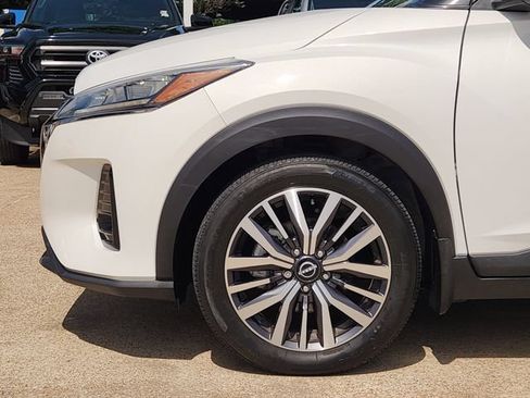 Used 2023 Nissan Kicks SR w/ SR Premium Package FWD image 5