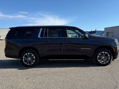 Used 2025 Chevrolet Suburban LT w/ Comfort Package image 3