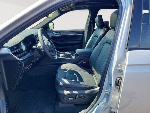 New 2023 Jeep Grand Cherokee Overland w/ Rear Seat Video Group I AWD/4WD image 9