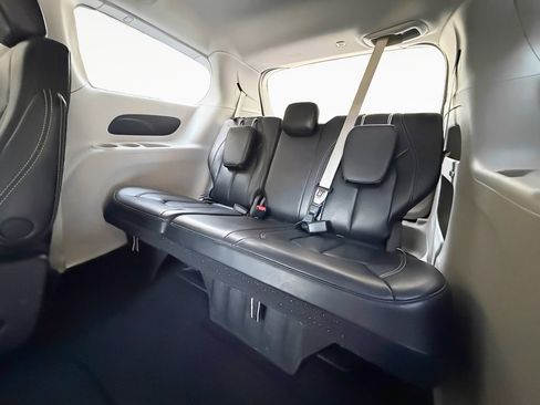 Used 2023 Chrysler Pacifica Touring-L image 19