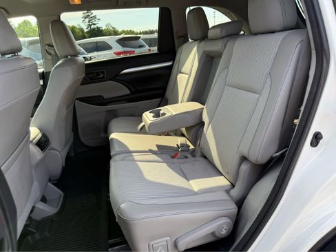 Used 2016 Toyota Highlander Plus AWD/4WD image 8