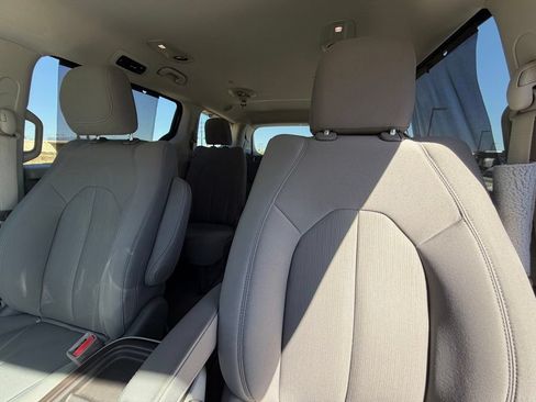 Used 2018 Chrysler Pacifica Touring Plus FWD image 20