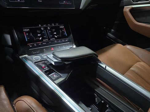 Used 2019 Audi e-tron Prestige w/ Prestige Package AWD/4WD image 26