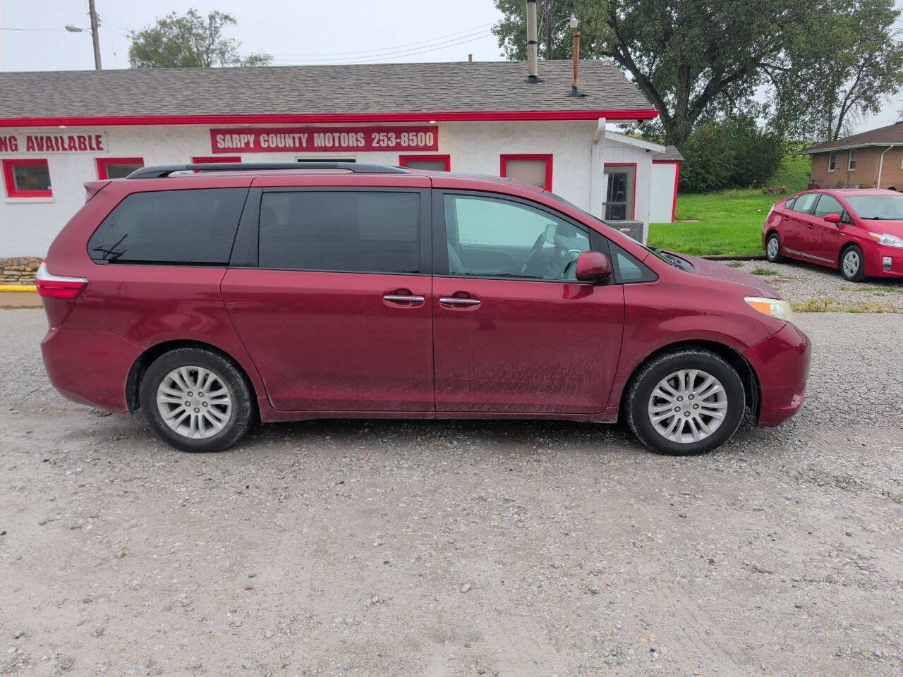 Used 2016 Toyota Sienna XLE w/ XLE Navigation Package FWD image 2