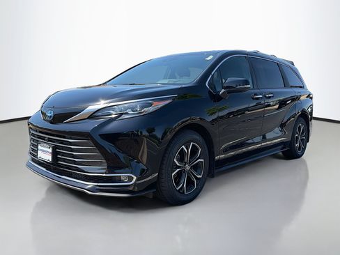 Used 2025 Toyota Sienna Platinum AWD/4WD image 14