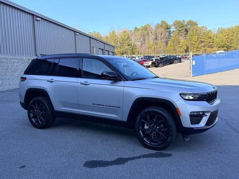 New 2025 Jeep Grand Cherokee Limited image 12