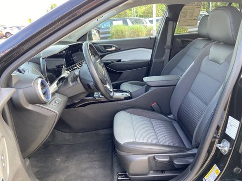 Used 2025 Chevrolet Trax LT w/ LT Convenience Package FWD image 34