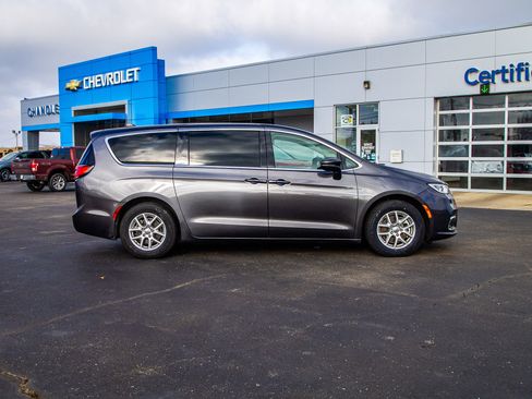 Used 2023 Chrysler Pacifica Touring-L image 8