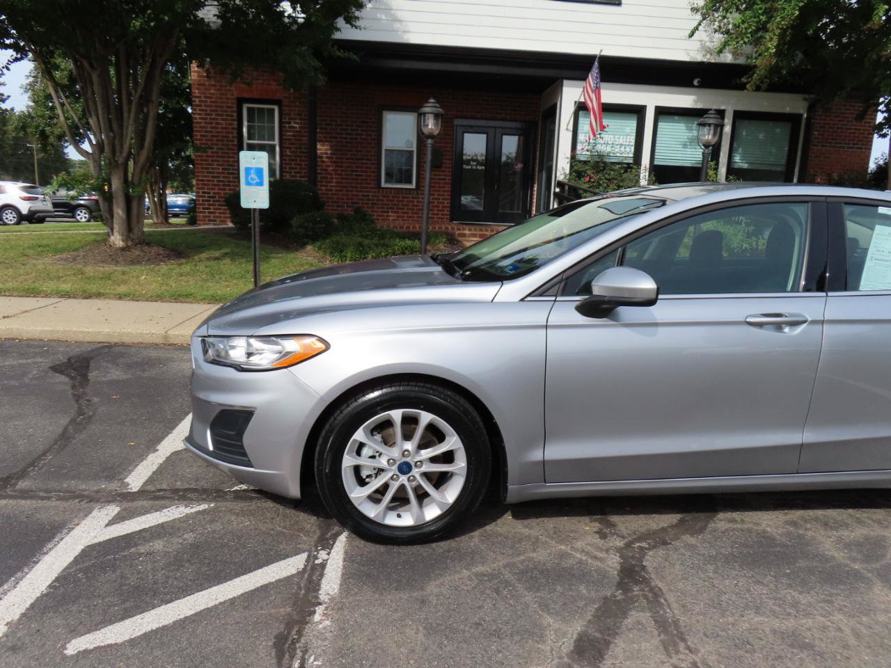 Used 2020 Ford Fusion SE FWD image 2