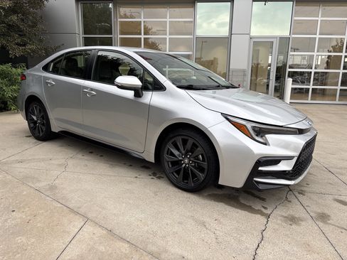 Used 2023 Toyota Corolla SE FWD image 2