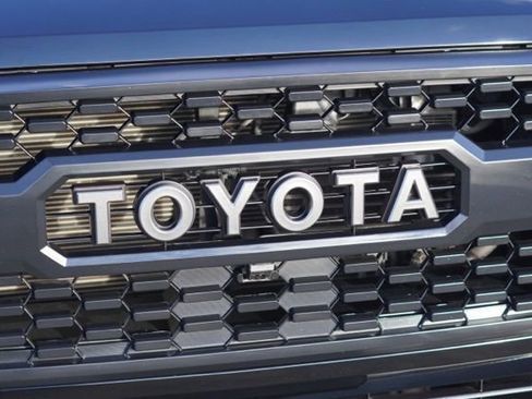 Used 2017 Toyota Tacoma TRD Off-Road image 9