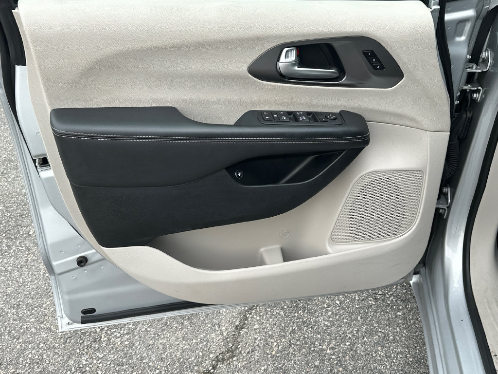 Used 2024 Chrysler Pacifica Limited FWD image 10