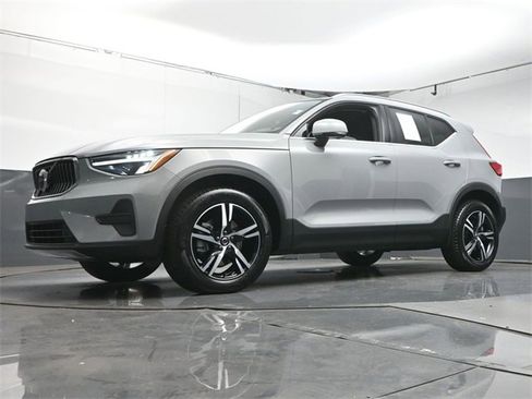 Used 2025 Volvo XC40 B5 Core image 36