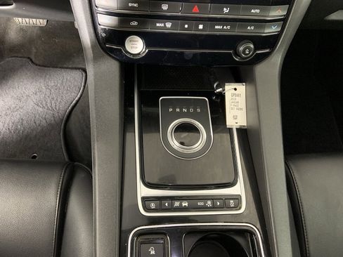 Used 2018 Jaguar F-PACE Premium image 14