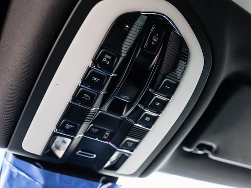 Certified 2025 Porsche Macan image 21