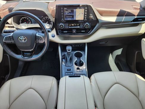 Used 2021 Toyota Highlander XLE AWD/4WD image 15