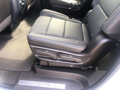 Used 2022 GMC Yukon XL Denali image 21