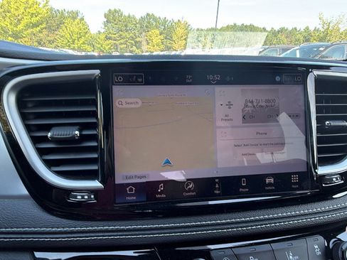 Used 2025 Chrysler Pacifica Limited FWD image 33