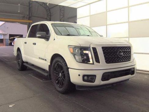 Used 2018 Nissan Titan SV w/ SV Convenience Package RWD image 3