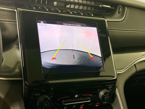 Used 2023 Jeep Grand Cherokee Laredo image 13