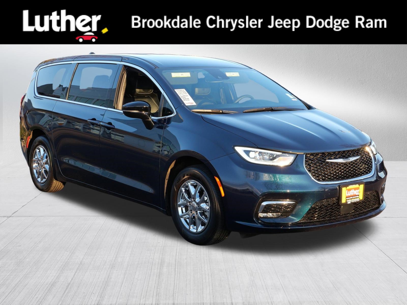 Used 2025 Chrysler Pacifica Select FWD image 1