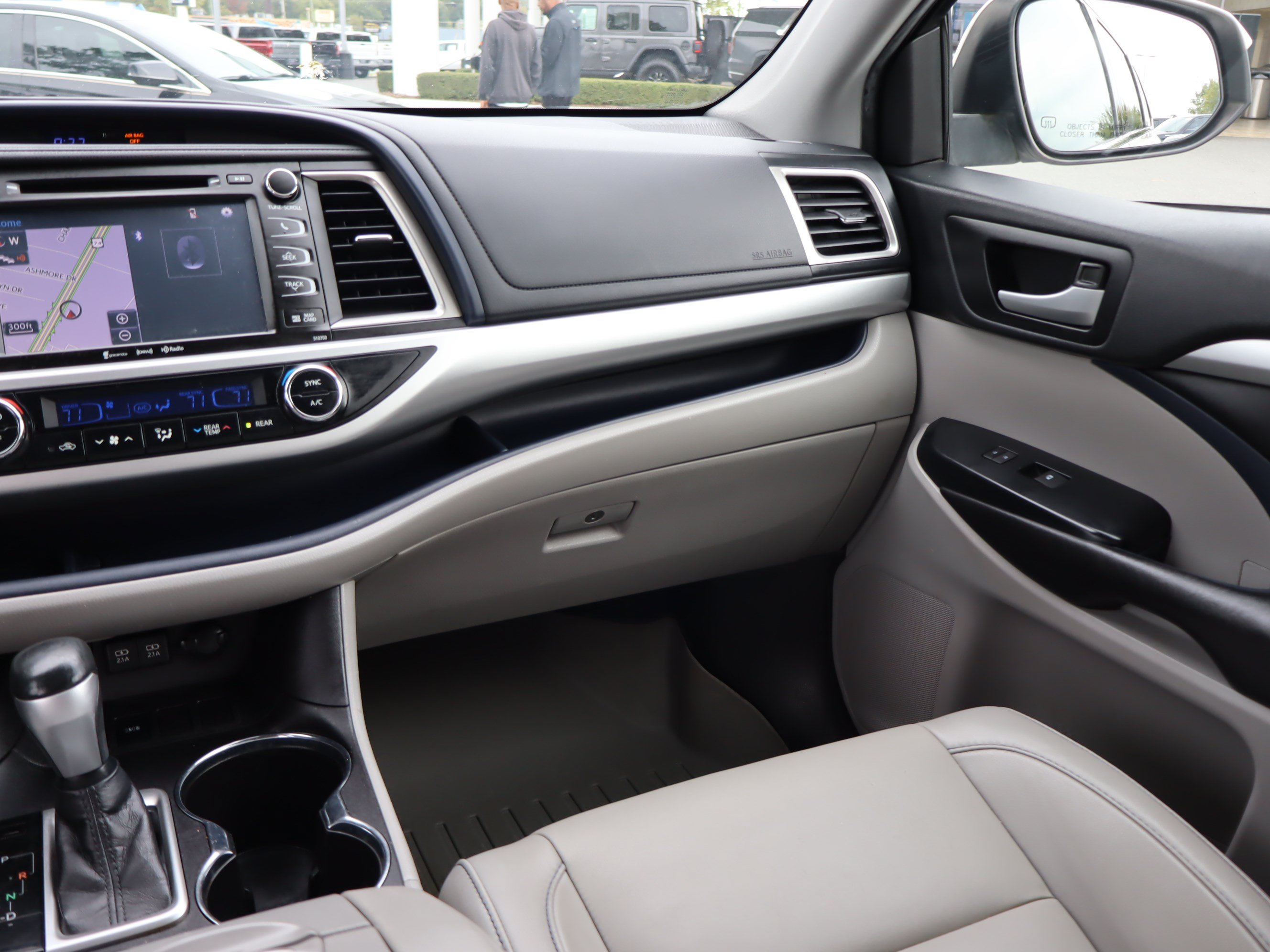 Used 2019 Toyota Highlander XLE FWD image 14