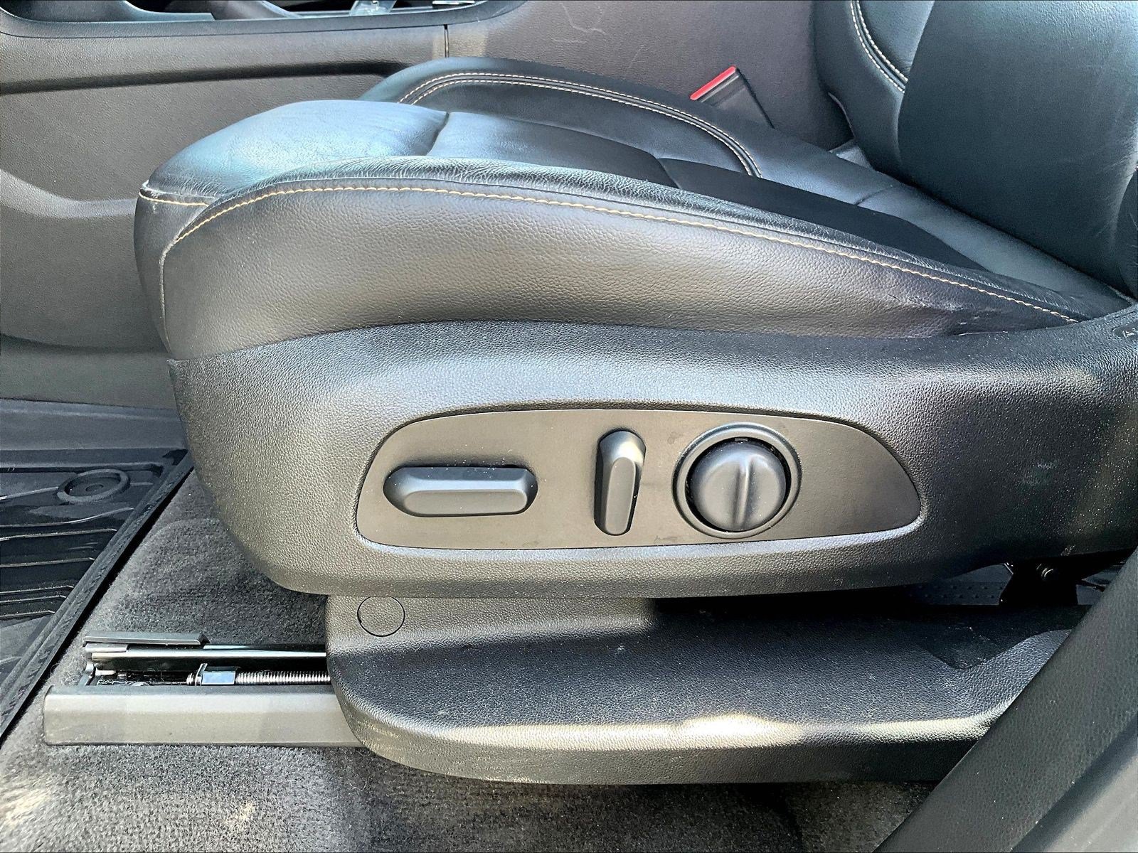 Used 2020 Chevrolet Traverse LT w/ LT Premium Package FWD image 38