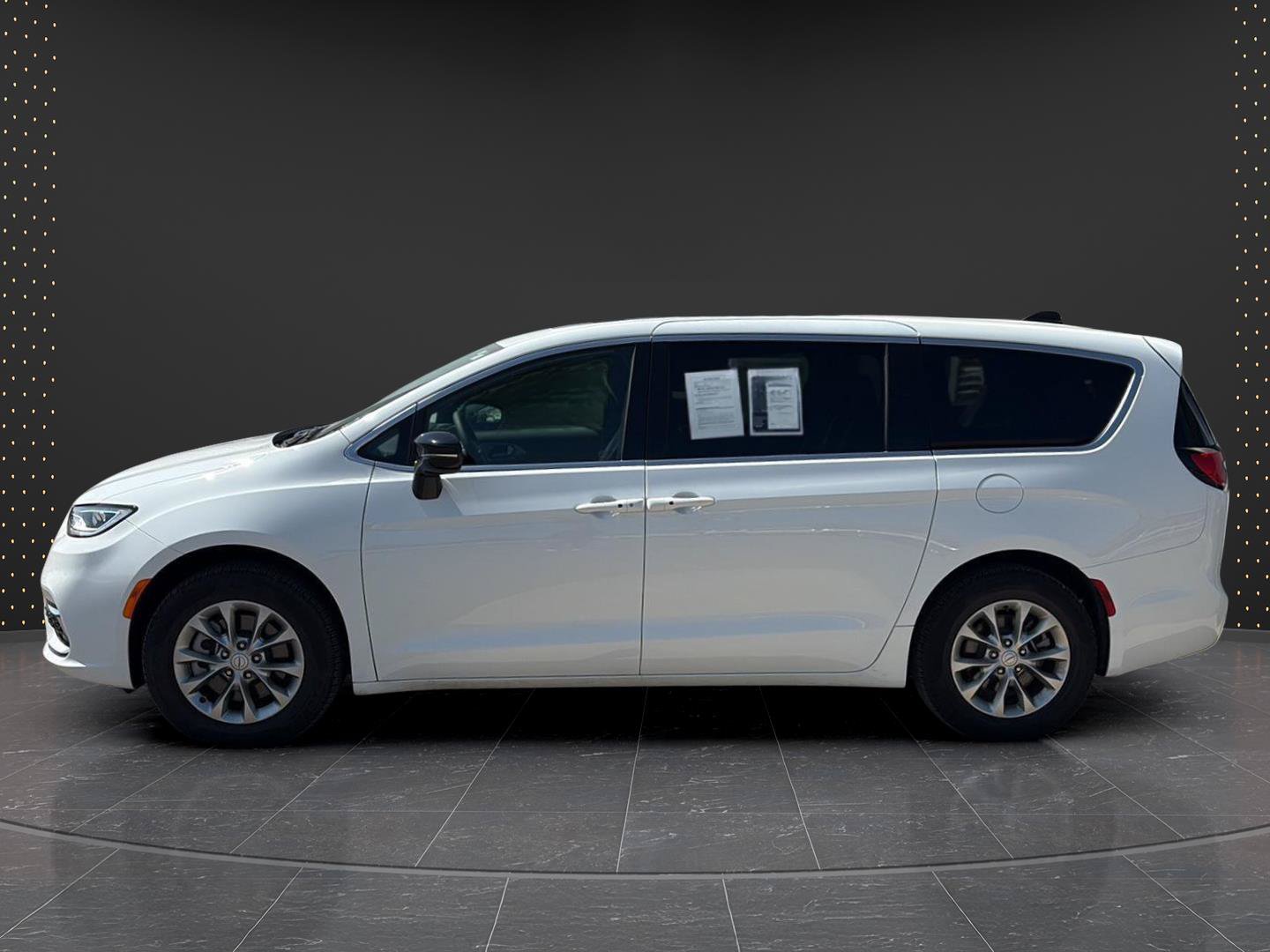 Used 2026 Chrysler Pacifica Limited AWD/4WD image 2