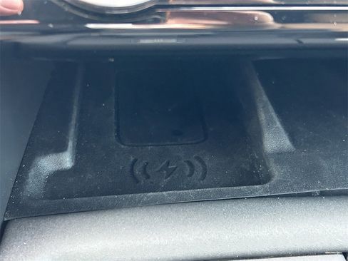 Used 2024 Land Rover Discovery Dynamic SE image 36