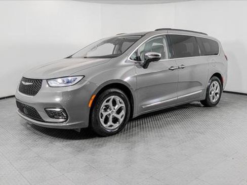 Used 2023 Chrysler Pacifica Limited FWD image 2