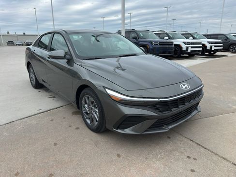 New 2026 Hyundai Elantra Hybrid FWD image 2