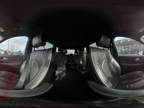 Used 2025 Chrysler Pacifica Limited image 44