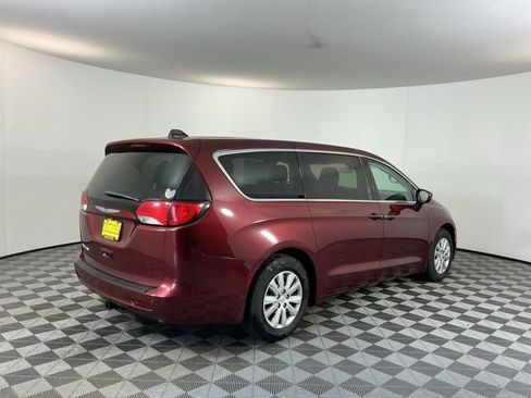 Used 2018 Chrysler Pacifica L FWD image 4