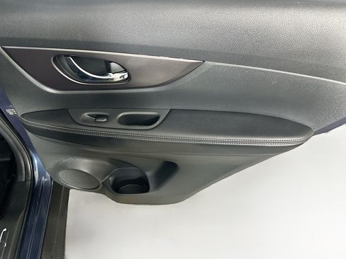 Used 2016 Nissan Rogue SV w/ SV Moonroof Package FWD image 29