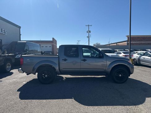Used 2018 Nissan Frontier SV image 5
