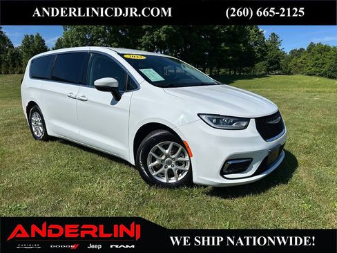 Used 2023 Chrysler Pacifica Touring-L FWD image 1