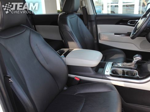 Used 2024 Kia Carnival EX image 29