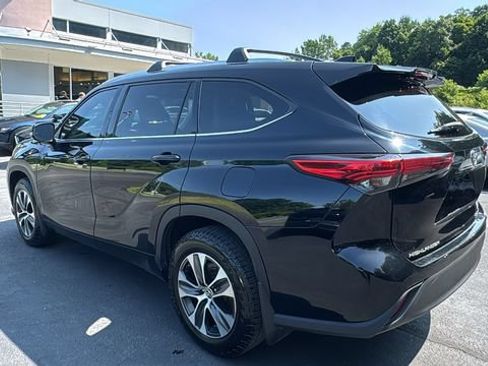 Used 2021 Toyota Highlander XLE AWD/4WD image 7