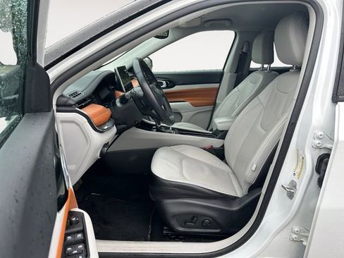 Used 2022 Jeep Compass Limited image 9