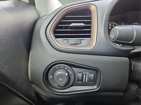 Used 2023 Jeep Renegade Latitude AWD/4WD image 21